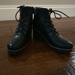 Wedge boots; black; side zipper